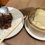 551蓬莱 - 牛肉の甘味噌炒めクレープ包み