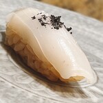 鮨 十十十 - 墨烏賊です。酢橘と竹炭塩がトッピング