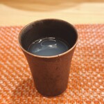 鮨 十十十 - お通しの蛤の一番出汁。冷えた胃を目覚めさせます