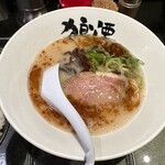 狼煙 諏訪店 - 二日間煮込んだ豚骨のスープに焦がし香味油を加えたスープ。香ばしさとコクが増して美味しいです