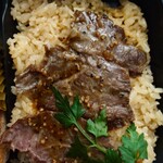 イーション - 希少部位　牛サガリ　ガーリックライスの香りと黒胡椒が効いた旨辛ソース：2025/12/27