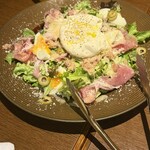 アダット マルヤマ - ニース風サラダブラッタータ添え