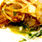 コチン ニヴァース - キーマニルギリ。キーマの下にはサグのカレーが。ここのサグはクセもなくて食べやすいですね。サグは苦手なんですが、こんどはサグだけでオーダーしてみたい。