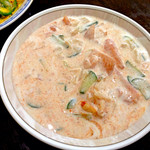 コチン ニヴァース - ライタ（400円）。野菜もヨーグルトもたっぷり。