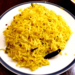 コチン ニヴァース - レモンライス。レモンの酸味もありますが、それ以上にカルダモンなどのスパイスの香りが勝っていてこれだけでも食が進むくらいうまい。