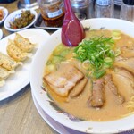 大阪ふくちぁんラーメン - 料理写真:2024年12月　味噌チャーシューメン、餃子