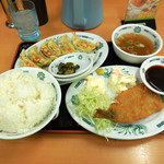 Hidakaya - ...期間限定「イワシフライ餃子セット（670円）」、皿の数が物凄い。。