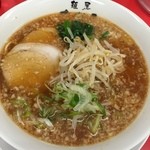 あかみ - ラーメン 780円 背脂少なめ、麺固め

ますたに出身の店主が営む、背脂ラーメン。

スープも3層でますたにっぽいのかと思ったら、一味の効いたピリ辛系、動物系スープにしょうゆ味。麺は浅草開花楼製の中太多加水麺、しっかりとした弾力のある麺です。
具はデフォで肩ロースチャーシュー3、メンマ、ネギ、ほうれん草、もやし。まずまずです。

2014年299杯目