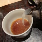 汐見 - 蕎麦湯を注ぐ