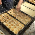 あべの たこやき　やまちゃん - たこ焼きは目の前でどんどん作られていきます