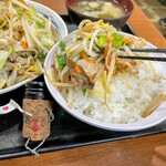 柏や - 野菜炒めは、「オン・ザ・ライス」ですね