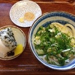 純手打 うどん 勝一 - しょうゆうどん　温　230円　おむすび
