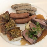リストランテ翔21 - グリルソーセージ、ローストポークとローストチキンのアンサンブル