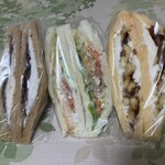 朝日屋 - 左から、小倉クリーム・コールスロー・バナナサンド