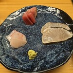 鷹ノ橋　清耽 - 刺身の盛り合わせ。左から5日寝かせた真鯛と有明海苔を挟んだ本鮪、寒鰆の藁焼き。ねっとりと旨味がある真鯛を一切れ食べて日本酒熱燗にチェンジ（笑）藁の香ばしい香りを纏って脂の乗った寒鰆も美味しかった。