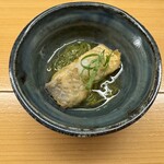 鷹ノ橋　清耽 - 太刀魚とめかぶの素揚げ？。ねっとりしためかぶと太刀魚に大根おろしと大葉が合います。程よく酸味で意外とハマる組み合わせ。