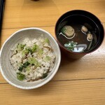 鷹ノ橋　清耽 - 広島菜の乗ったジャコ飯と味噌汁。