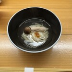 鷹ノ橋　清耽 - ぶなクイーンと梅のにゅうめん。柔らかく効いた出汁が美味しい。梅と一味も良い仕事しています。
