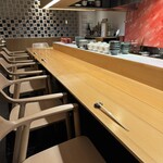 鷹ノ橋　清耽 - 綺麗な木製カウンターと座り心地の良い椅子でした。