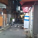 キッチンビバ - 路地の右にある