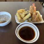 さと玄庵 G sato - 料理写真:左←蕎麦粥　天麩羅→右
蕎麦粥はこの温度が適温なのかな？ややぬるい
天麩羅は揚げたて熱々