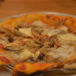 Niyu Rushi - 四種のチーズとキノコのピザ