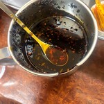 ミスター・ギョーザ - 大きなステンレス容器にラー油が…それほど餃子が出るんですね^ ^