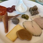 アル・ロドデンドロ - 前菜〜自家製ハムや燻製チーズなど