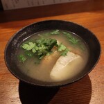 Hachihare - 鶏白湯タイのもち米きりたんぽとパクチー