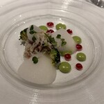 レストラン ヒロミチ - ずわい蟹とブロッコリーのサラダ、トリュフ風味
                                ホウレン草とビーツのソース