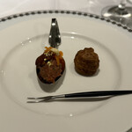 レストラン ヒロミチ - クルミとフルムダンベールのグジェール
                                桜肉のタルタル、キャロットラベ＆雲丹