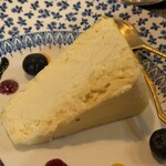 ル ルポゾワール - とろとろ濃厚チーズケーキ（ホワイトチョコレートソースとピスタチオ添え）