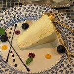 ル ルポゾワール - とろとろ濃厚チーズケーキ（ホワイトチョコレートソースとピスタチオ添え）