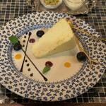 ル ルポゾワール - とろとろ濃厚チーズケーキ（ホワイトチョコレートソースとピスタチオ添え）