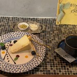 ル ルポゾワール - Specialty coffee Hot 税込750円、とろとろ濃厚チーズケーキ（ホワイトチョコレートソースとピスタチオ添え） 税込880円（R7.12時点）
