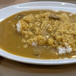 カレーや マドラス - 小サイズでこの皿のデカさ！手を添えてみた。