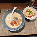 336076387 - 「オマール海老の泡白湯らぁ麺」と「炙りチーズのトマトチキンごはん」のセット。