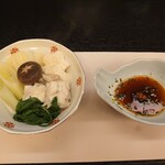 山田屋 - てっちり鍋を取り分け迄して下さいます♥ポン酢&もみじおろし&七味も僅かに入っておりましたょ(／▽＼)♪