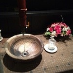Komugi Nomi No Ri - 通路奥の手水鉢