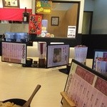 Komugi Nomi No Ri - 店内中央には12名掛けの大テーブル