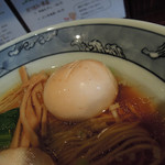 藤堂 - 燻丸（醤油）細麺　ズームアップ