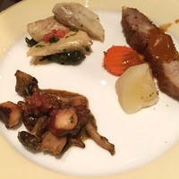クロスダイン - 【ランチ】バイキング
                ホテルメトロポリタン1階のランチバイキング。平日でも連日超満員。料理の種類も豊富で、クオリティはホテルの料理で、時間無制限で、この値段。ただし、ほぼ絶対に予約必須。