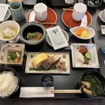 螢 - 朝食