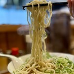 中華蕎麦 春馬 - 小麦香る中太ちぢれ麺をリフトUP⤴️