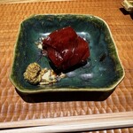 酒事と飯事 黄瀬戸 - 向付　本鮪の醤油漬け(煮切り醤油) 福井県　地からし添え