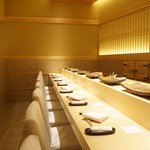 鮨 さいとう - 凛とした雰囲気のカウンター