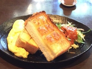 Cafe KUKURU - ふわふわ玉子と厚切りトースト
