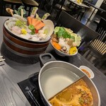 Coca Restaurant - 海鮮セット（チキンスープ＆タイ風トムヤムスープ）