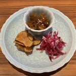 神戸中華 うえばやし - クラゲのシークヮーサー漬け、紅芯大根と干し貝柱、揚げ菊芋のマヨネーズソースの3種盛り