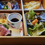 Setsu Getsu Ka Hikone - 牛たたきとサラダ